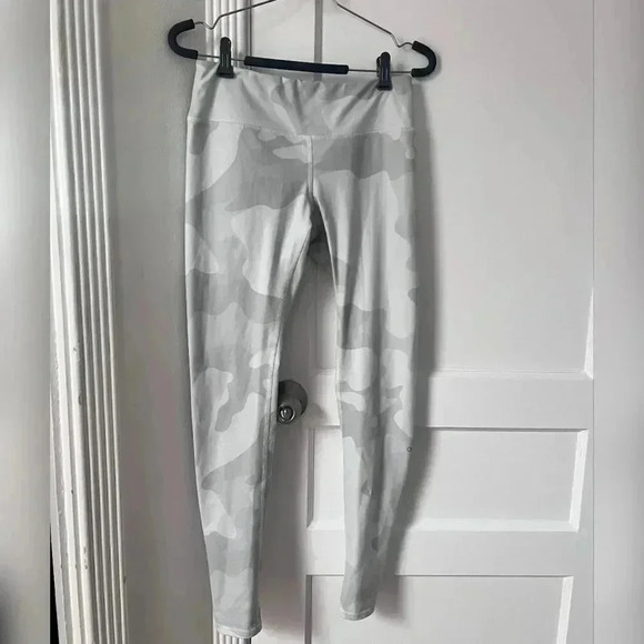 Alo High Waist Vapor Legging in White Camouflage - Picture 9 of 9